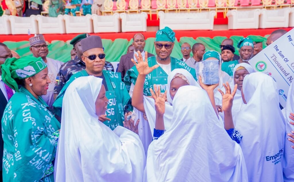 Vice President Shettima and Governor Radda alongside Some of the beneficiaries.